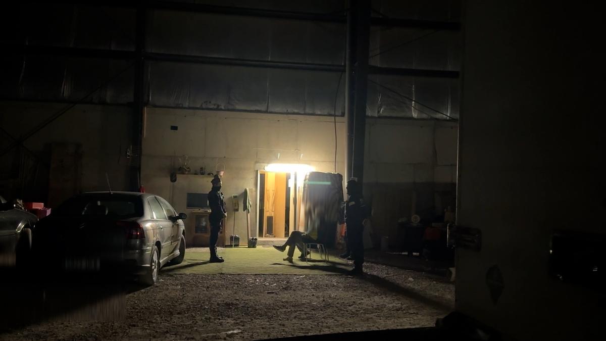 Imagen de la operación policial en una de las naves industriales investigadas.