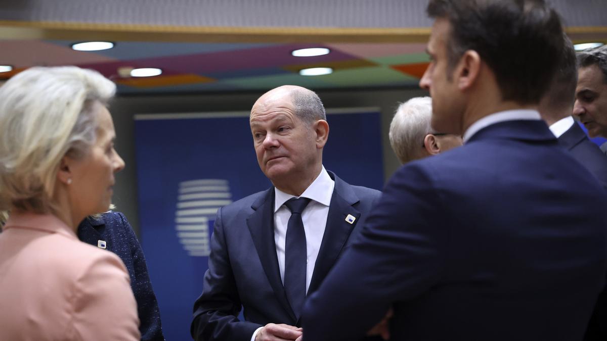 Von der Leyen (izda), Scholz (centro) y Macron (dcha), en la cumbre de la Unión Europea.