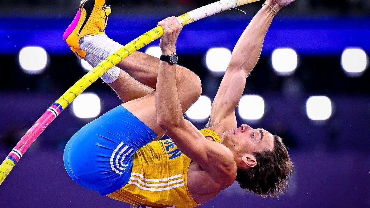 Duplantis coge impulso con la pértiga antes de alcanzar 6,30 metros para superar su propio récord mundial.