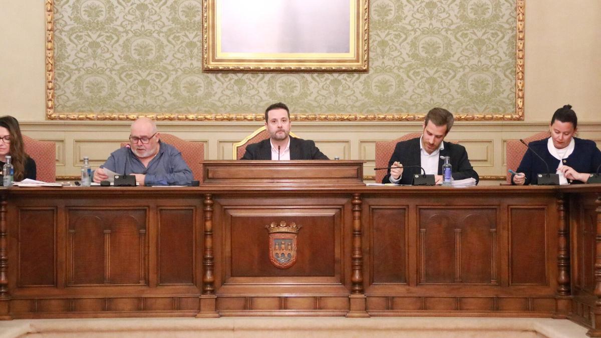 Alejandro Toquero, en el centro, durante un pleno municipal.