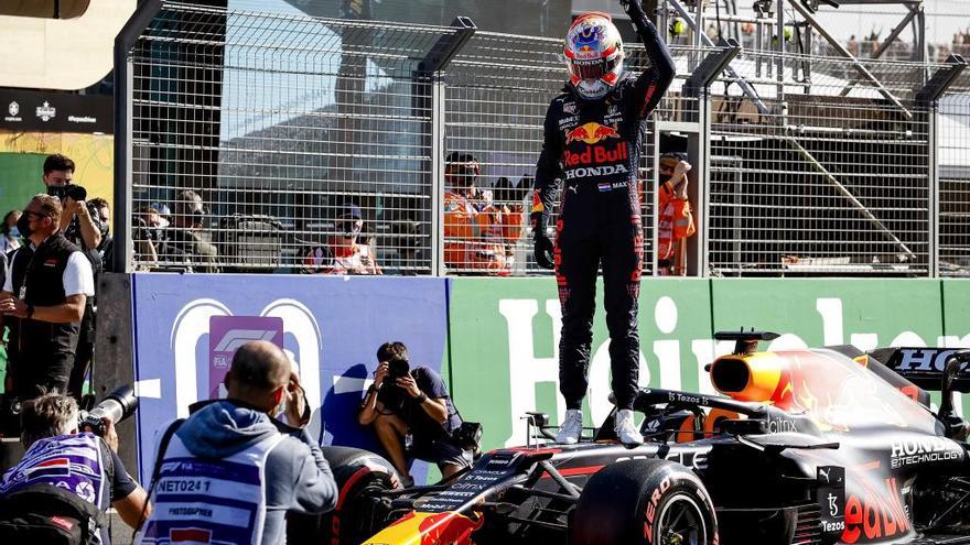 Max Verstappen celebra la pole durante la clasificación del Gran Premio de Fórmula 1 de los Países Bajos en el circuito de Zandvoort