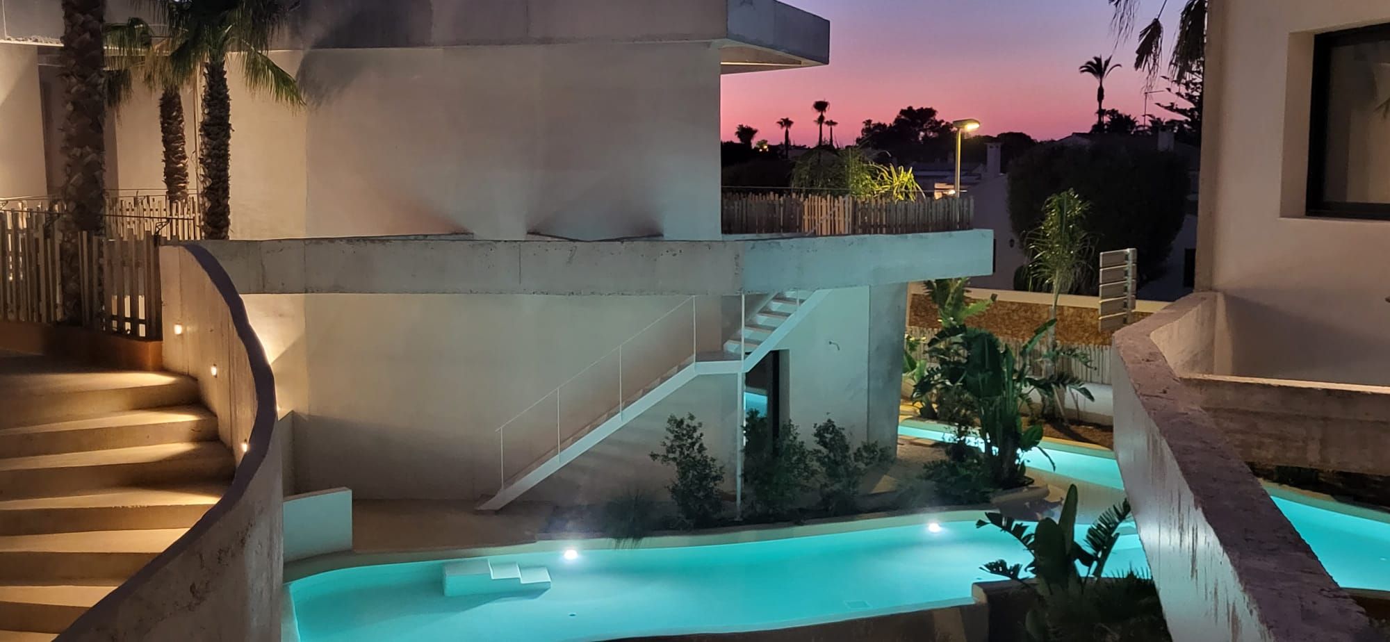 Lo rompedora piscina Mediterranean Sea, diseñada por una constructora donostiarra, para un hotel en Menorca