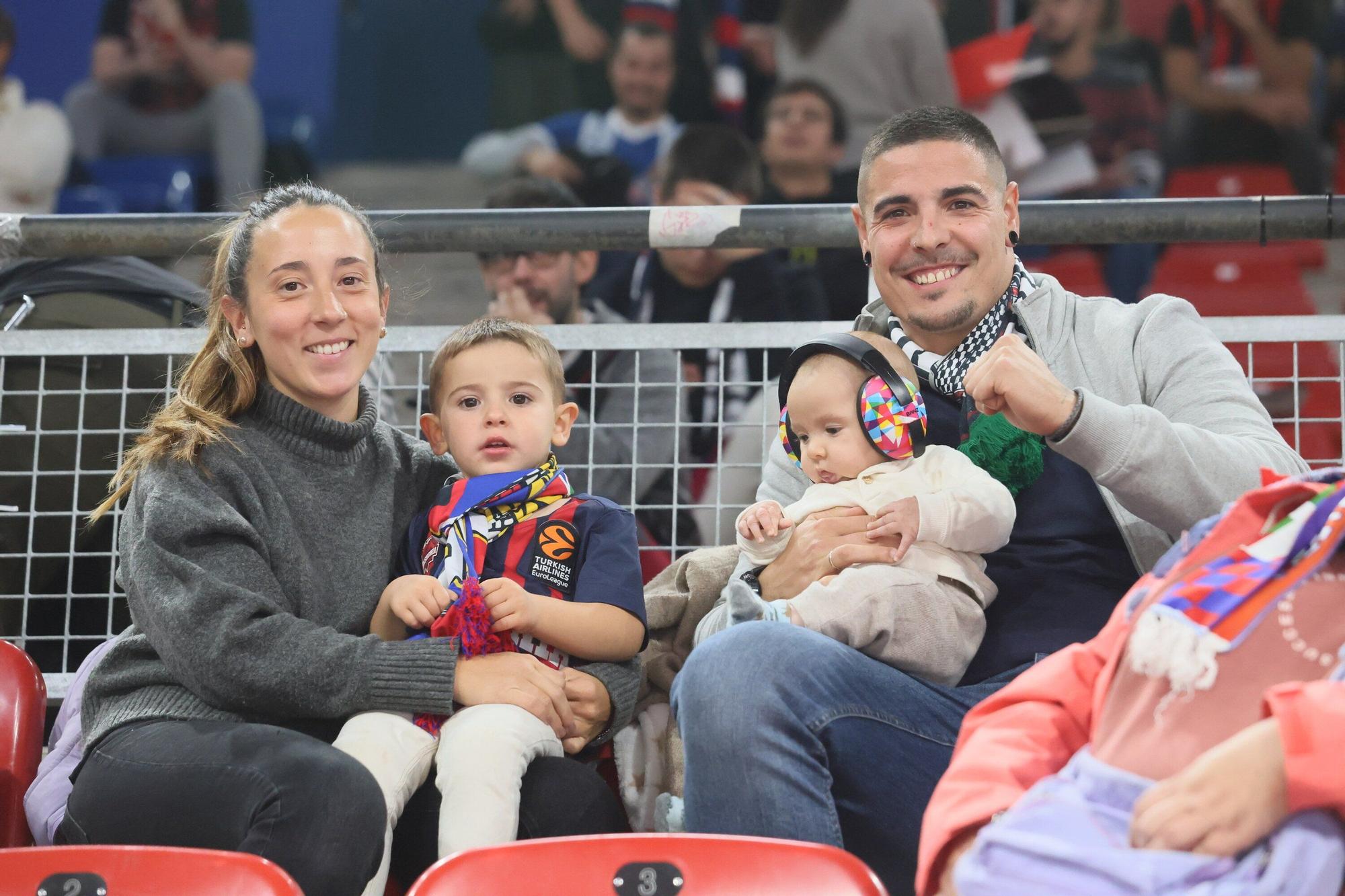 En imágenes: ¡Búscate en las gradas del Buesa Arena en el Baskonia - La Laguna Tenerife!