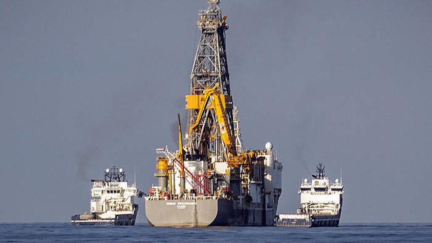 Vista desde Lanzarote del Rowan Renaissence, el barco de la compañía petrolífera Repsol