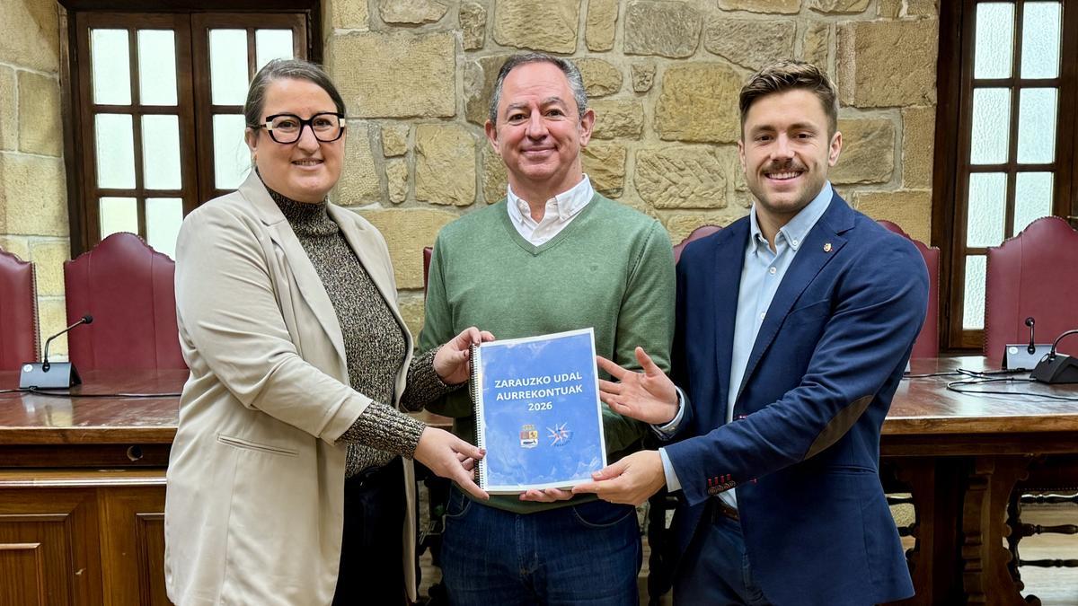 Garbiñe Oiarbide, Iker Basurko e Inaxio Illarramendi en el salón de plenos del ayuntamiento.