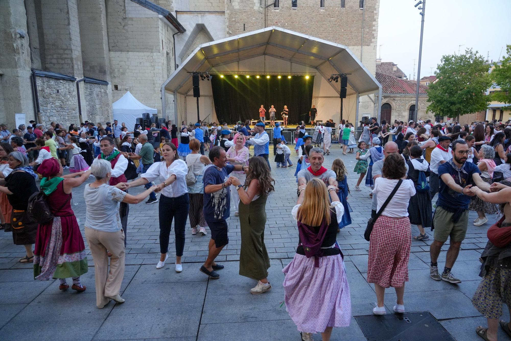 En imágenes: Larrain Dantza y Txulalai en la plaza de Santa María