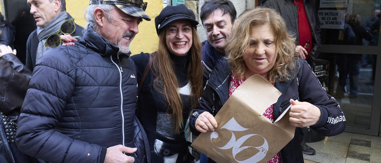 EN FOTOS | Homenaje del barrio a Marisa, que se ha jubilado del bar Garazi después de 40 años