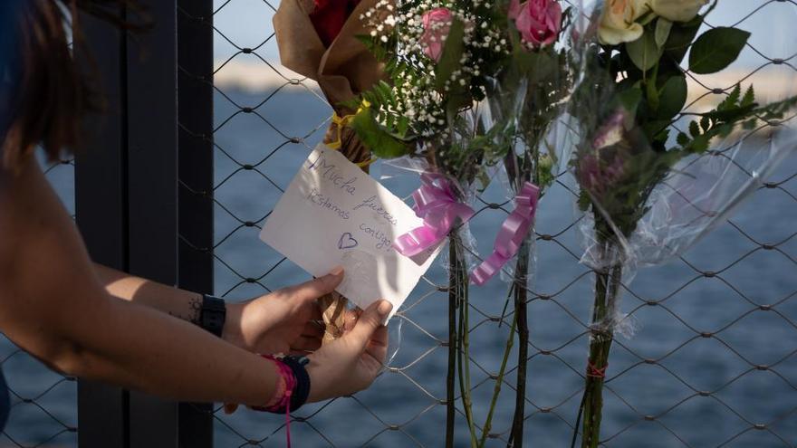 Un ramo de flores y una tarjeta en memoria de las niñas.
