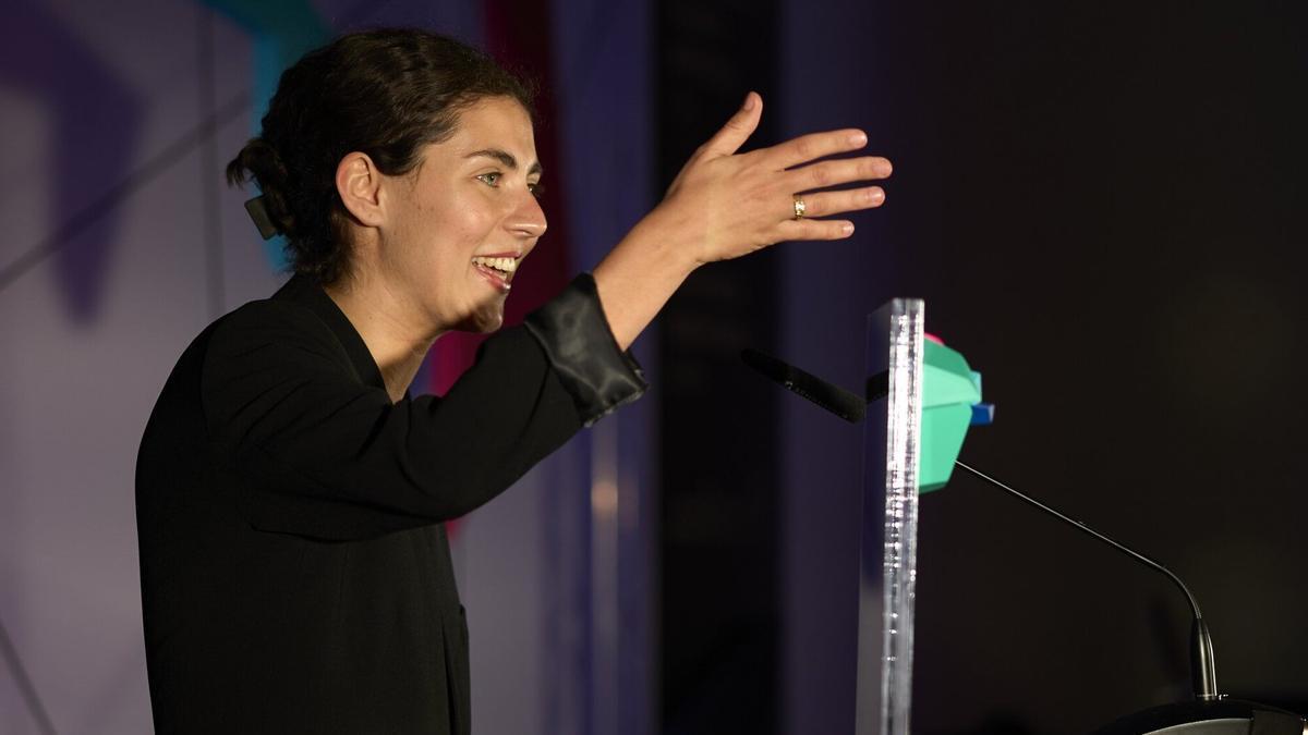 La escritora Laura Chivite recibiendo el Premio Promoción del Talento Artístico.