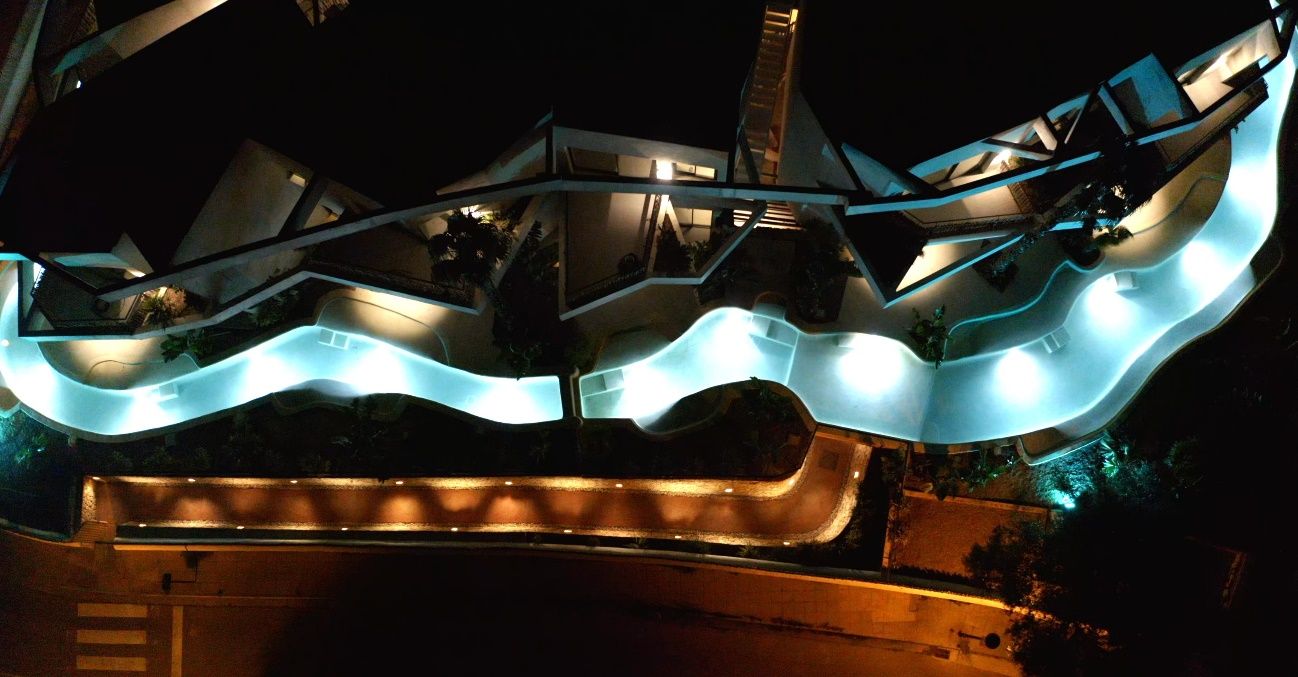 Lo rompedora piscina Mediterranean Sea, diseñada por una constructora donostiarra, para un hotel en Menorca