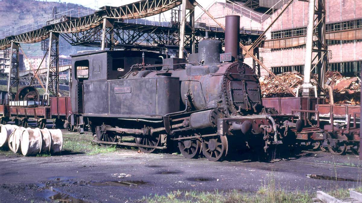 Locomotora &#039;Izarra&#039; durante su etapa en La Basconia, en Basauri, pintada de negro por completo.