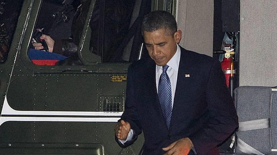 El presidente estadounidense, Barack Obama, baja del helicóptero a su llegada a la Casa Blanca en Washington DC (Estados Unidos).