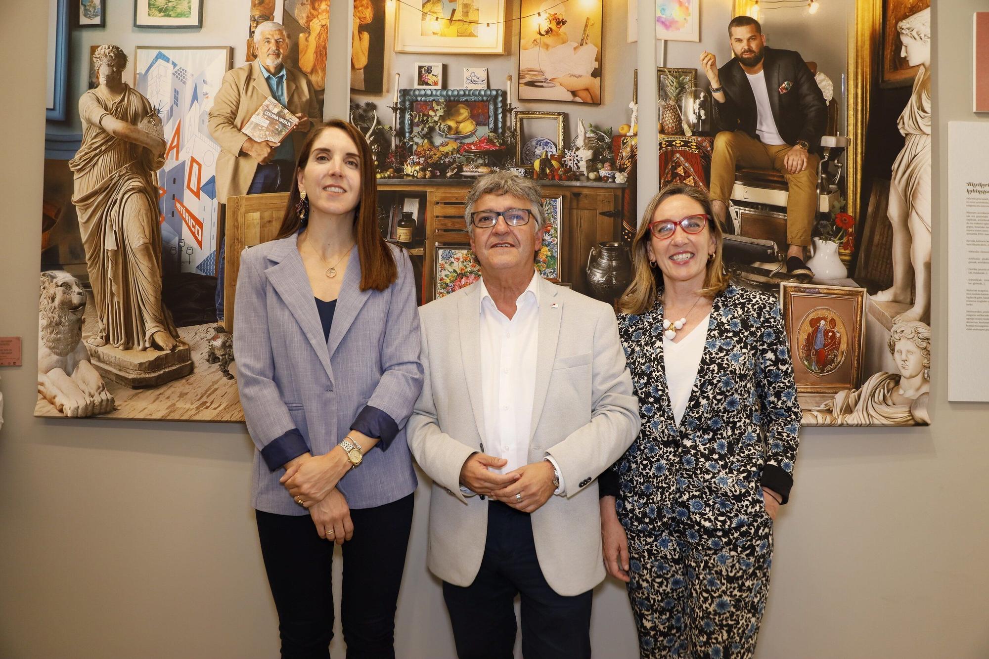 Eider Inunciaga, Jon Bilbao e Itxaso Erroteta posando junto a la recreación del gabinete de curiosidades.