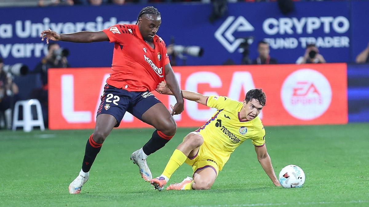 Enzo Boyomo, agarrado en el partido ante el Getafe.