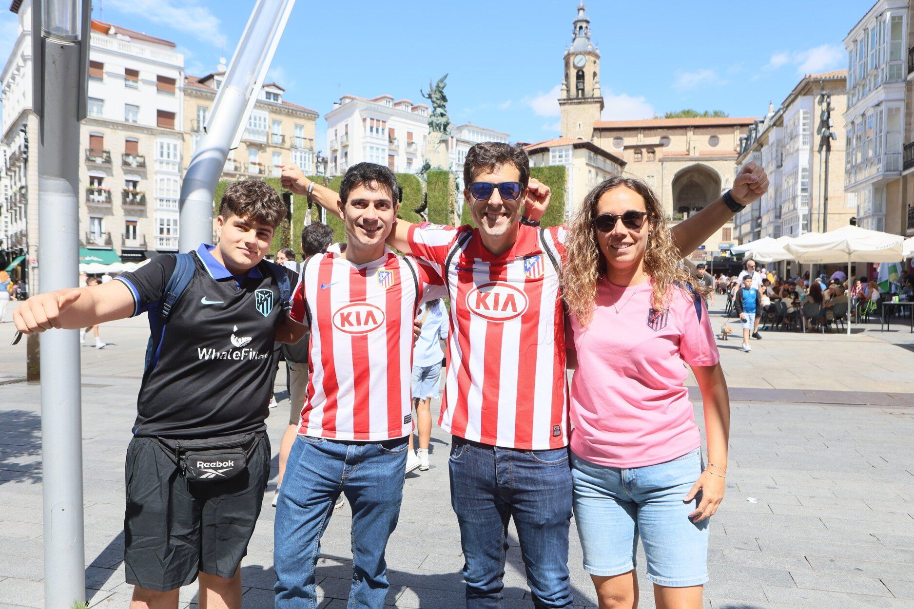 En imágenes: las aficiones de Alavés y Atlético se dejan notar en Vitoria
