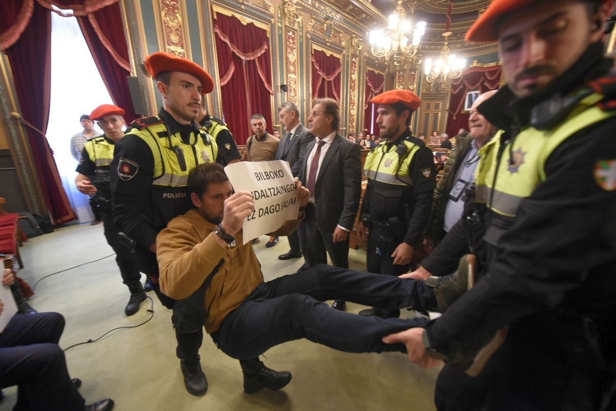 Seis policías municipales son expulsados del pleno de Bilbao por sus compañeros