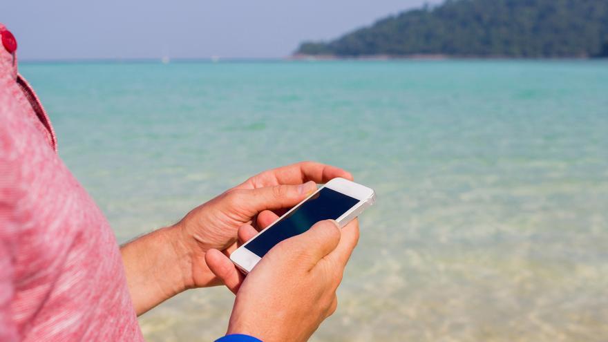 ¿Es mi móvil resistente al agua? Ojo con la de mar o la de piscina, que son otra historia