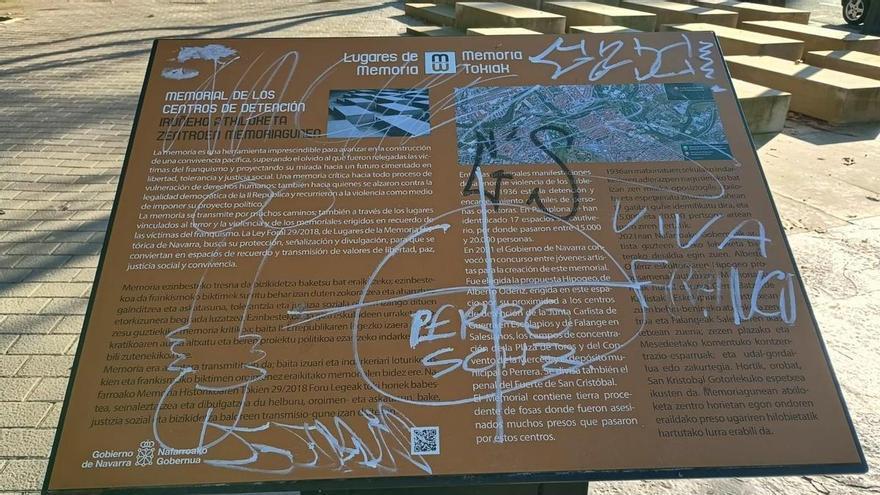 Vandalizan la placa memorial sobre los centros de detención junto a la Plaza de Toros de Pamplona