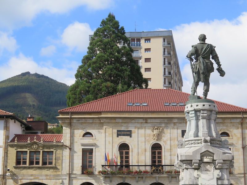 Cinco símbolos de los dos pueblos, desde la plaza de Zumarraga.