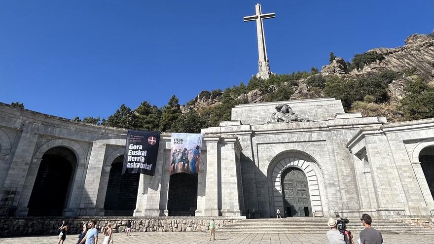Activistas de Sortu colocan pancartas con &#039;Gora Euskal Herria Askatuta&#039; en el Valle de los Caídos