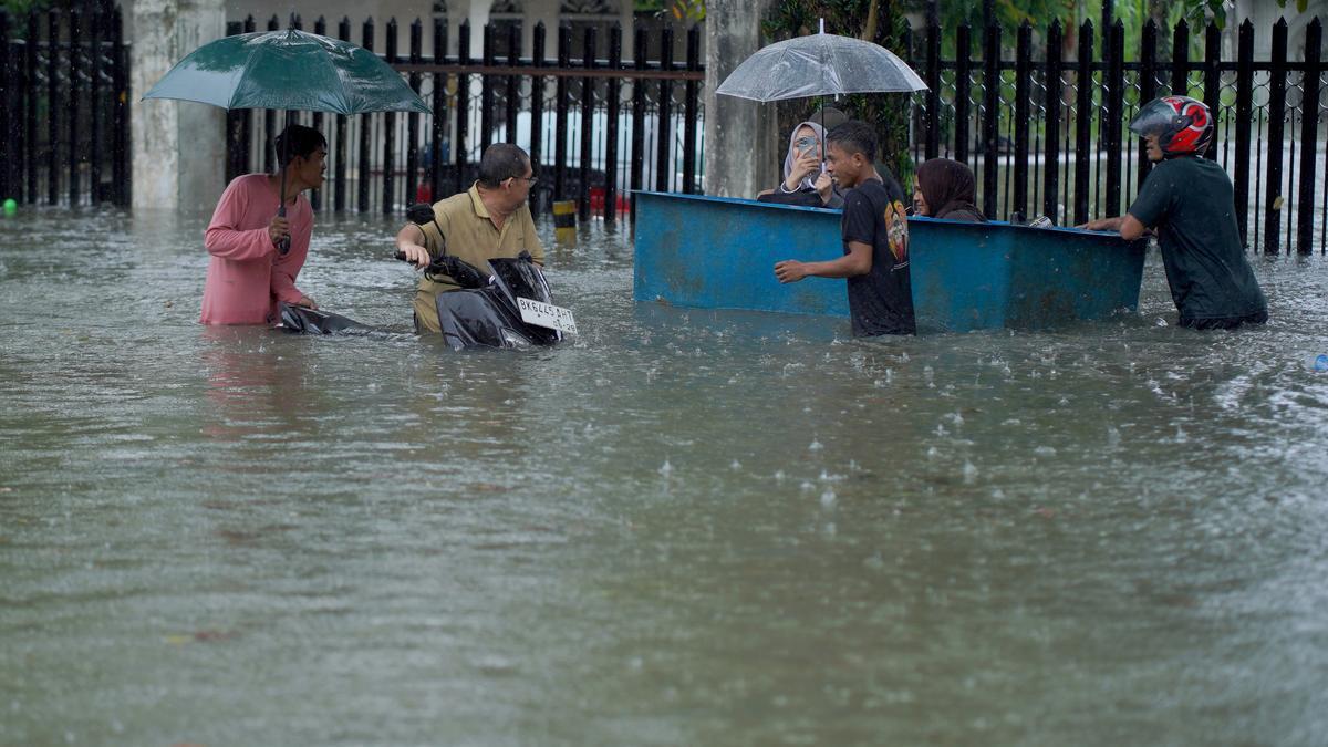 Al menos 597 muertos y centenares de desaparecidos