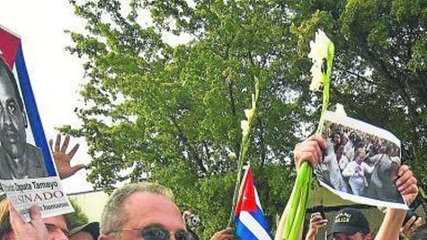 Gloria Stefan y su marido, al frente de la manifestación.