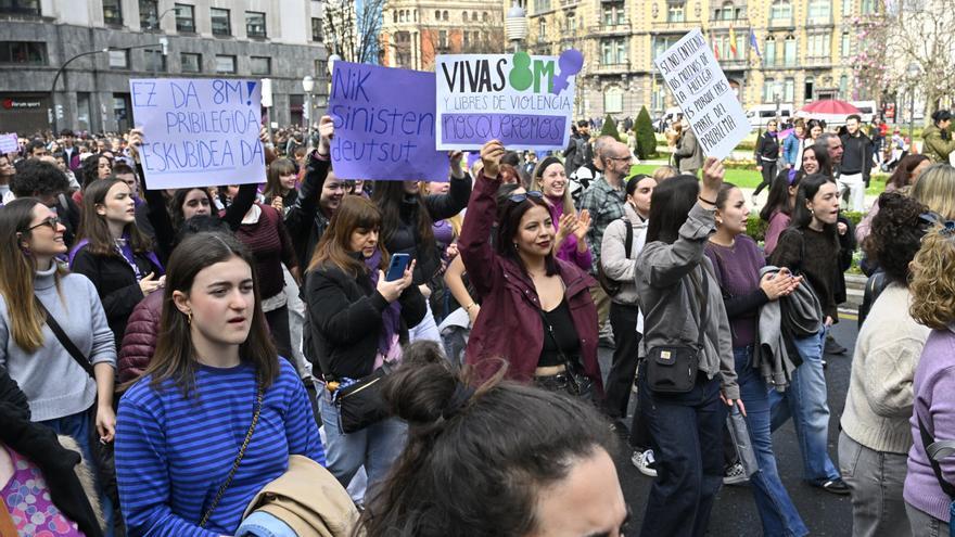 Una marea colosal tiñe Bilbao de morado