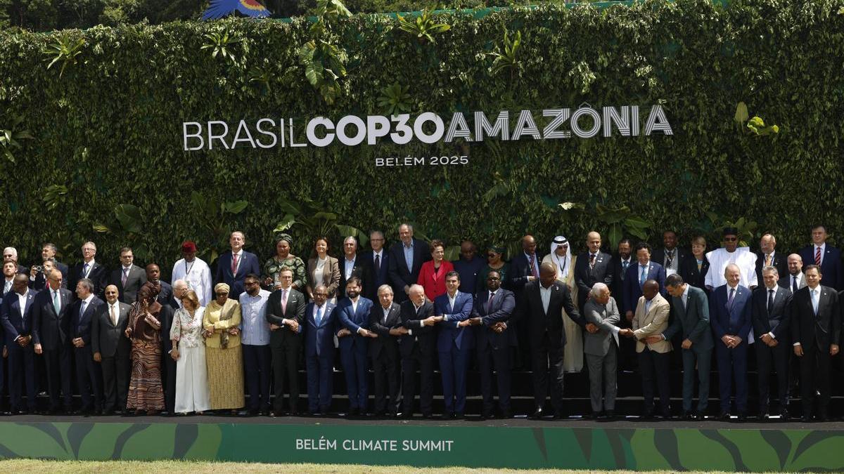 El presidente de Brasil Luiz Inácio Lula da Silva (c), posa junto a los asistentes a la cumbre de líderes de la COP30.