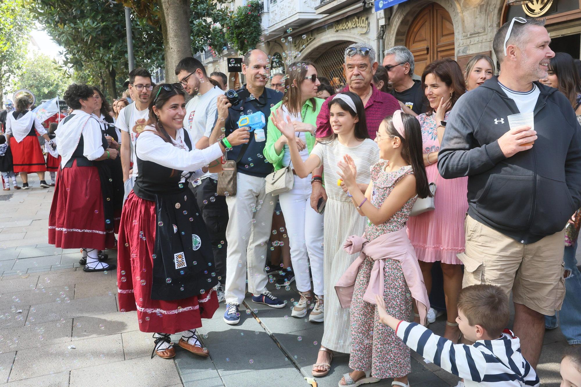 En imágenes: Blusas y neskas desfilan en una kalejira por Santiago