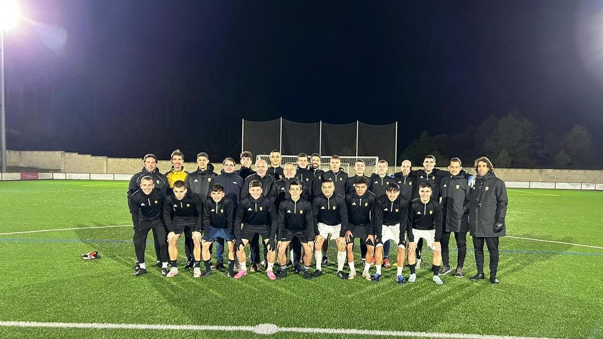 Cuerpo técnico y jugadores de la selección navarra, el pasado miércoles, antes de su último entrenamiento