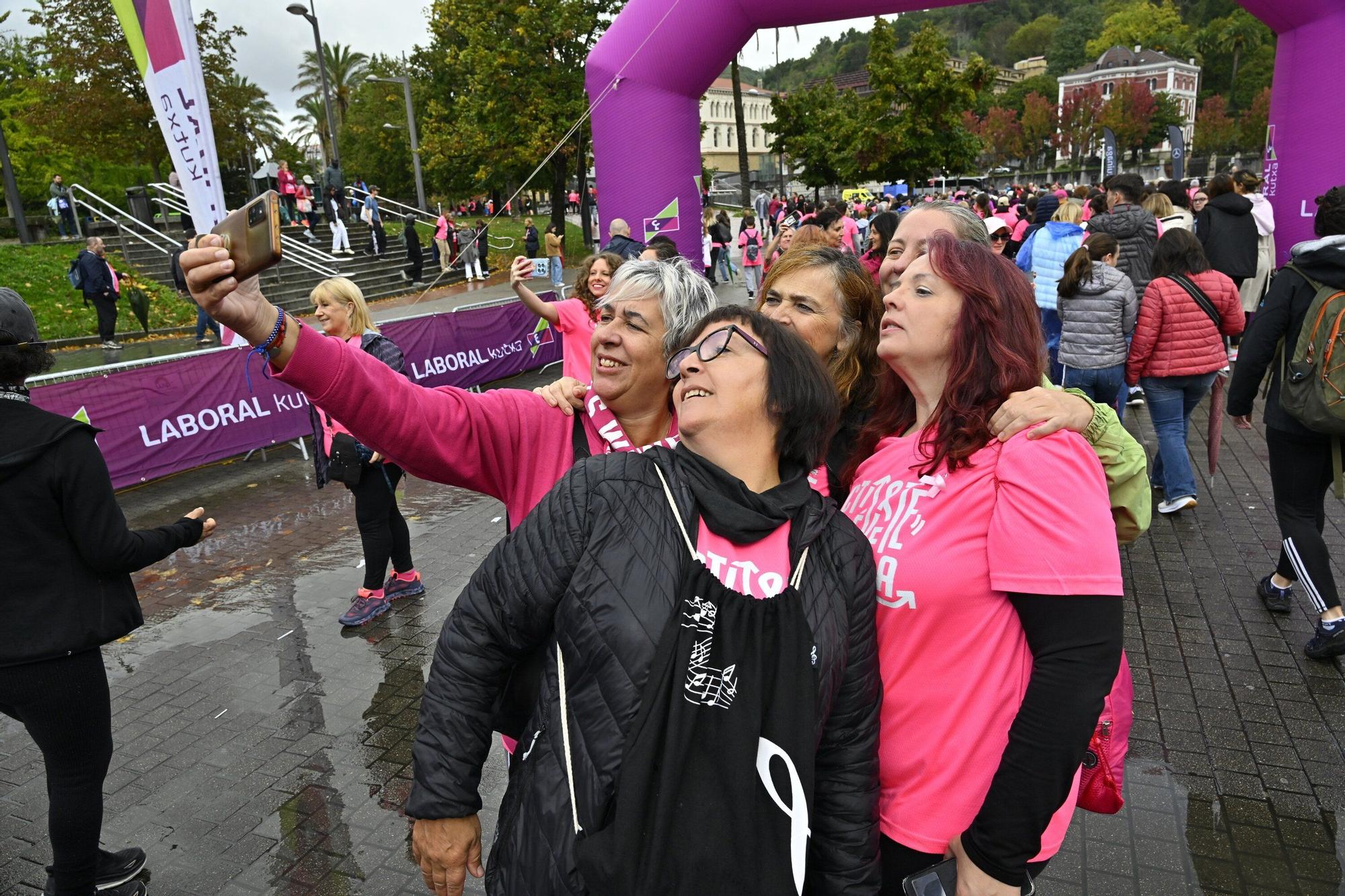 En imágenes: los paraguas tiñen la marea rosa de Bilbao