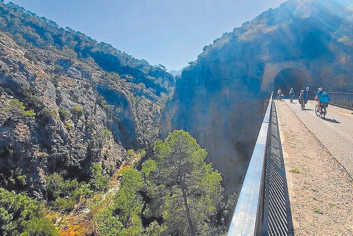 Canaletes ibaia eta bide berdea.