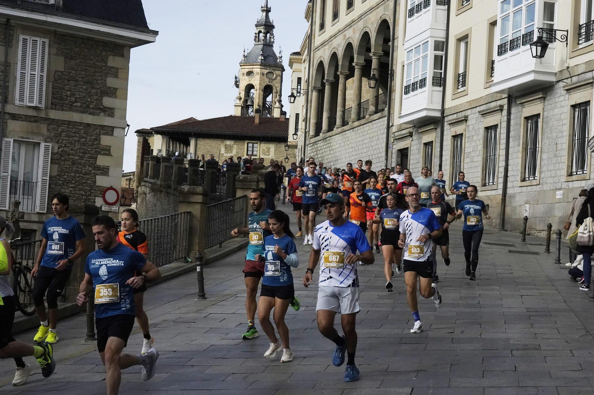 En imágenes: Miles de personas conquistan la Almendra de Gasteiz