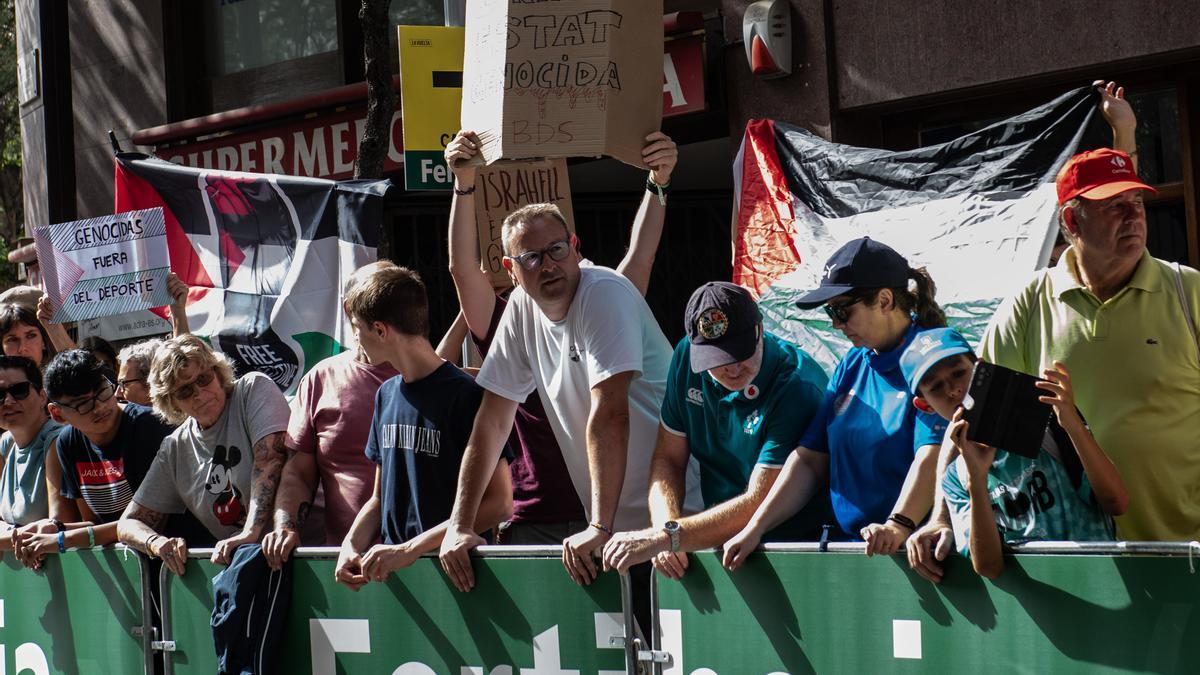 Varias personas protestan contra la participación del equipo ciclista Israel-Premier Tech en la Vuelta a España 2025.