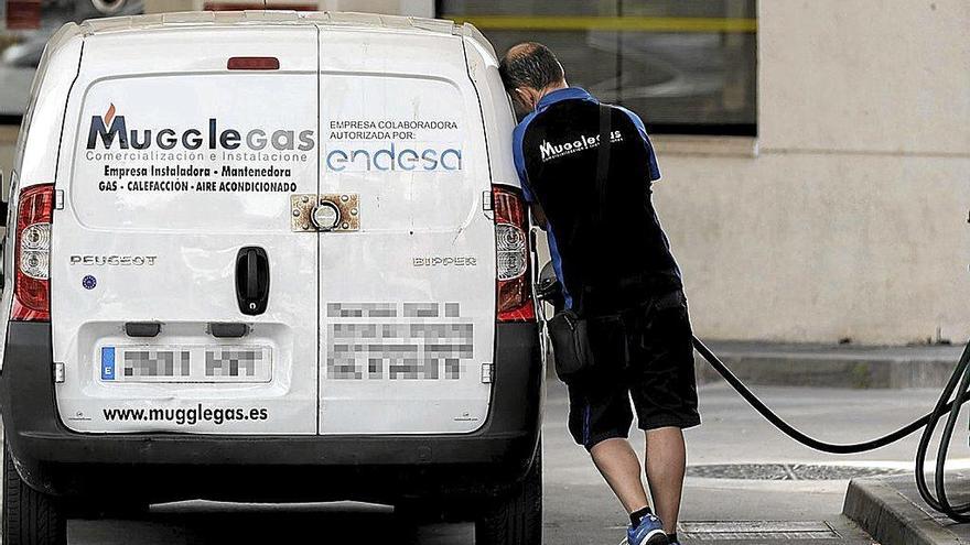 Un trabajador reposta su vehículo profesional en una gasolinera de Madrid. Foto: E. Press