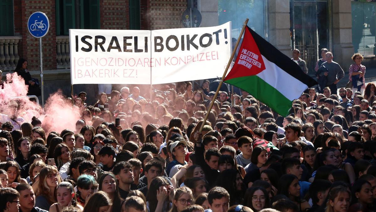 Los estudiantes portaron pancartas pidiendo el boicot a Israel  y banderas palestinas.