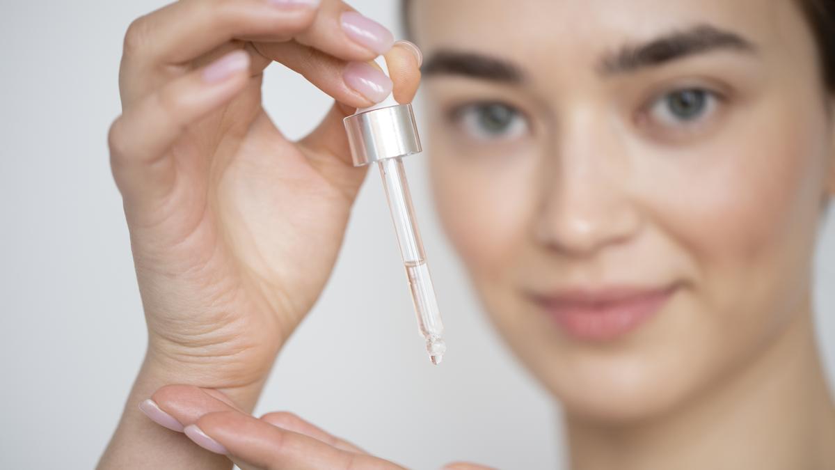 Mujer se aplica productos faciales