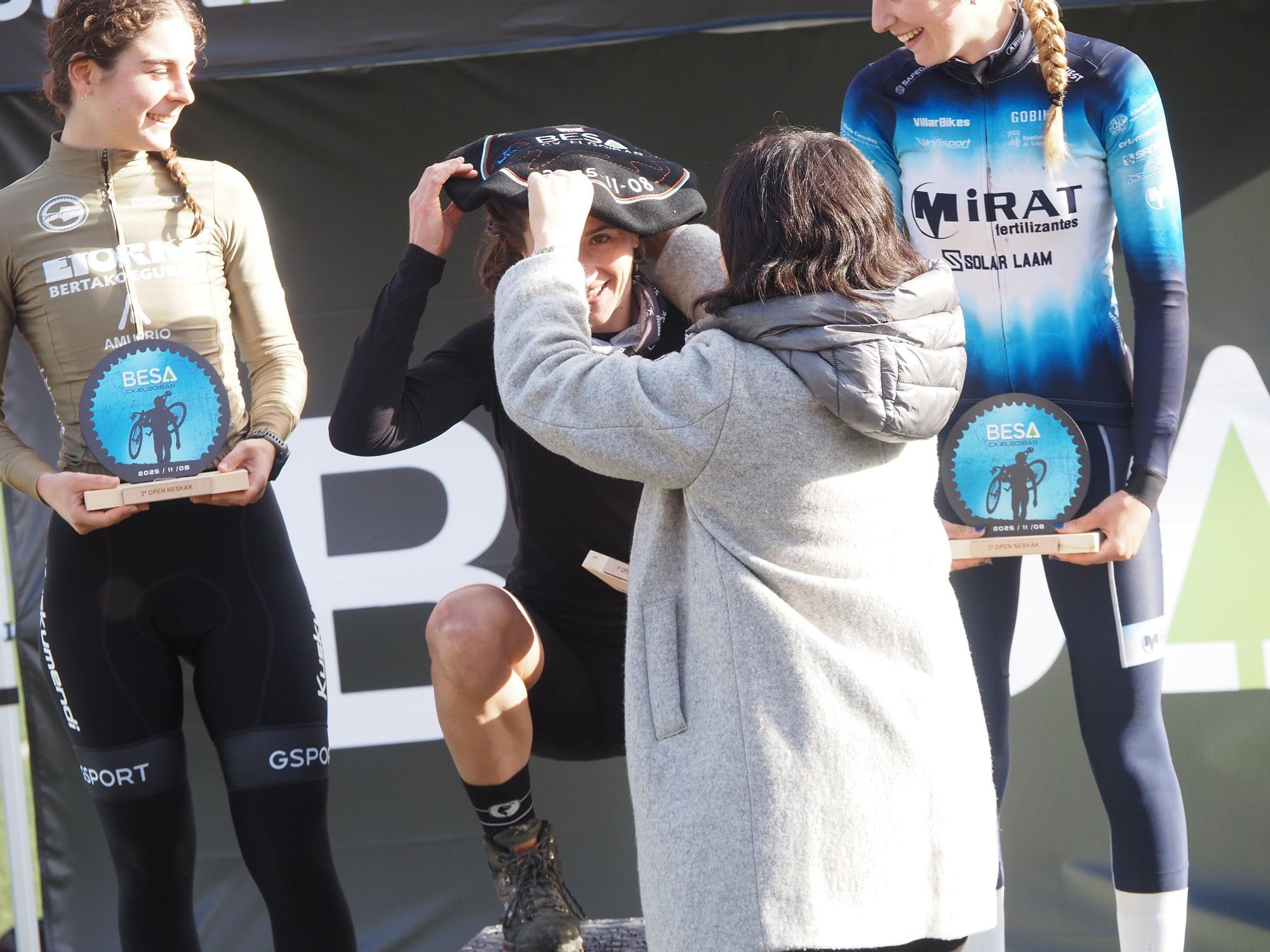 El barro se sumó al espectáculo de ciclocross en Elgoibar