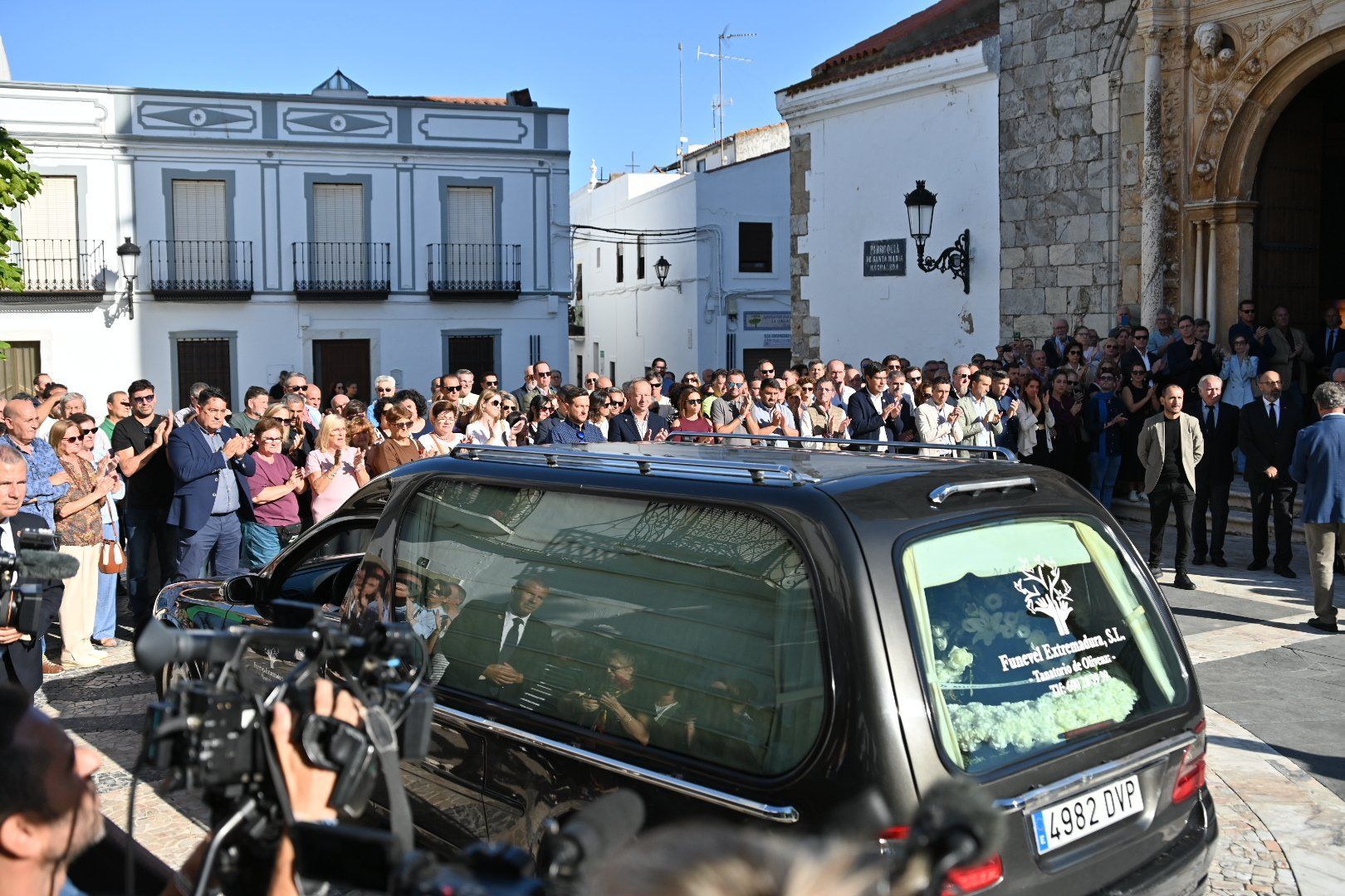 Multitudinaria despedida a Fernández Vara