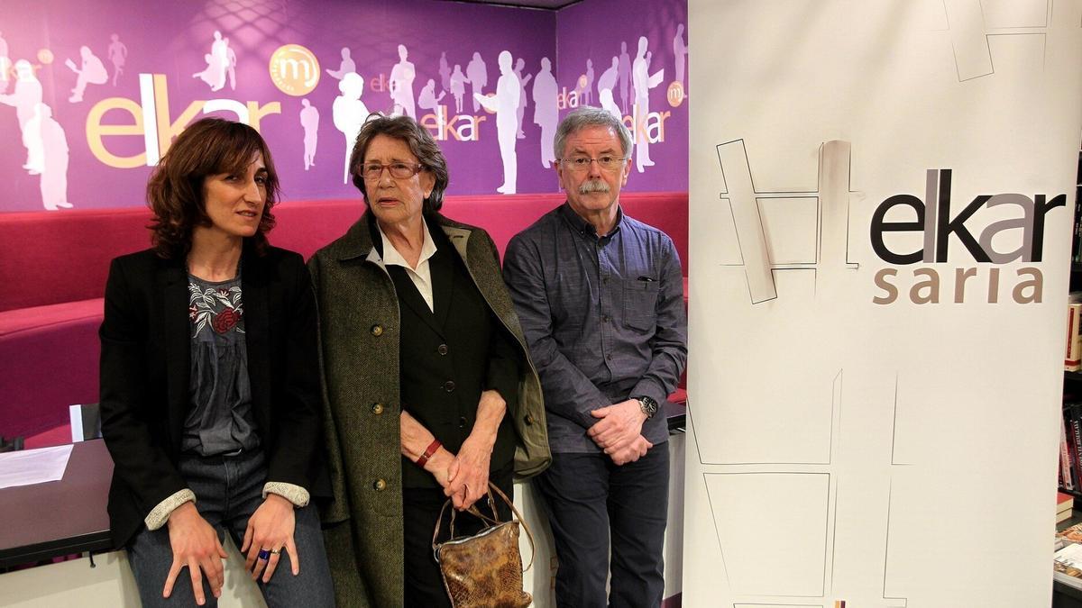 Jone Forcada, Lorea Agirre eta Joxemari Sors-en artean, 2017ko argazki batean Jone Forcada, Lorea Agirre eta Joxemari Sors-en artean, 2017ko argazki batean