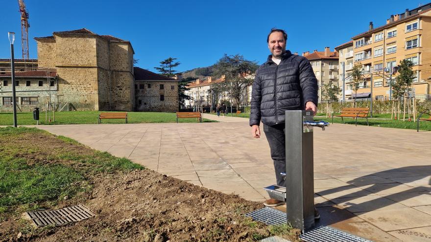 El parque Amalur de Zarautz estrena una nueva fuente tras una petición vecinal