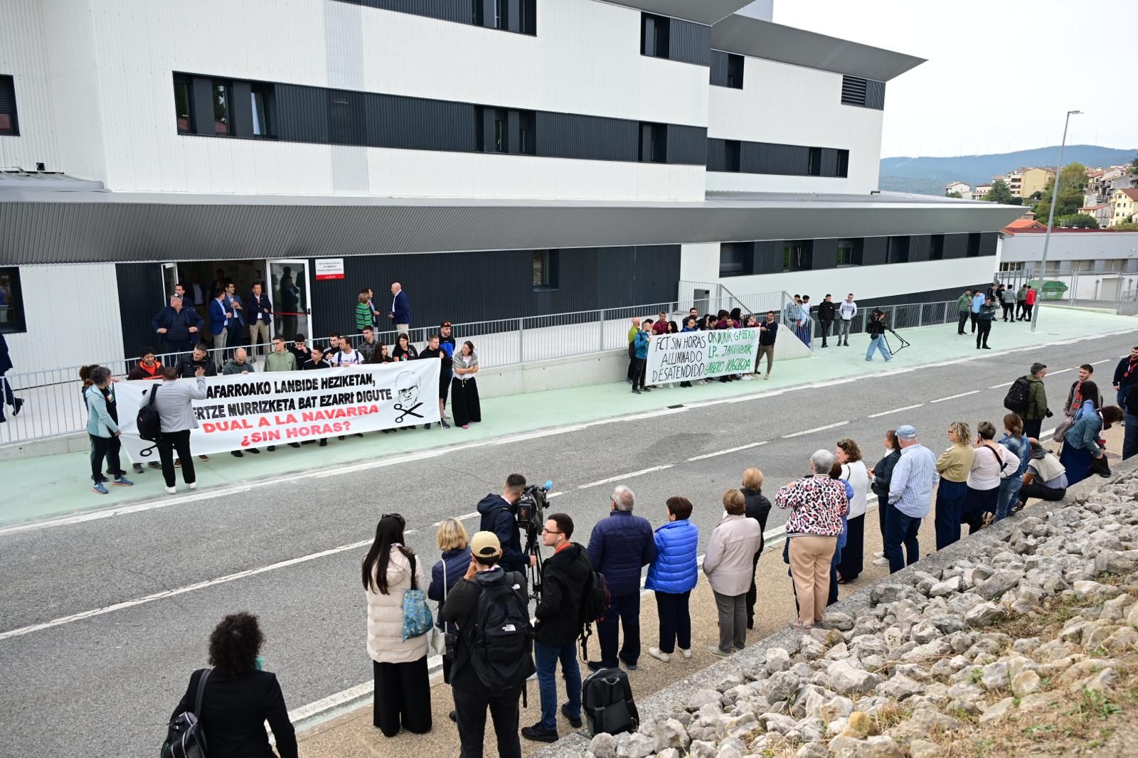 Foto de la protesta de docentes de FP en Lumbier antes de la visita de la reina Letizia