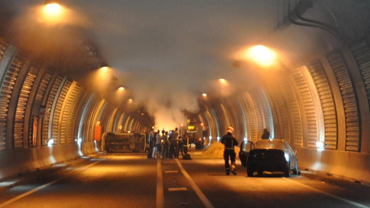 Imagen de archivo de un simulacro de incendio en el interior del túnel de Belate.
