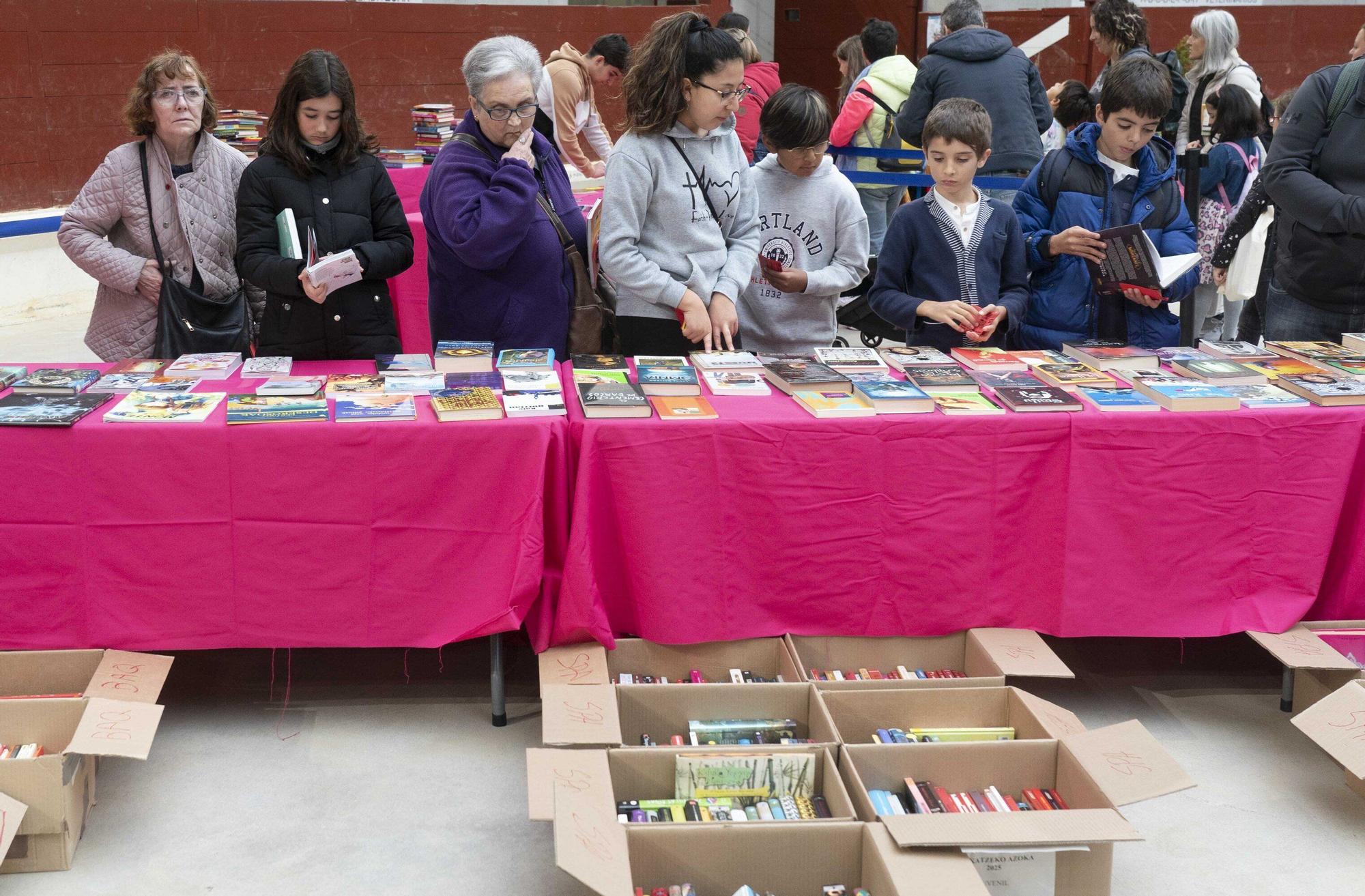 El Iradier, convertido en mercado de trueque de libros