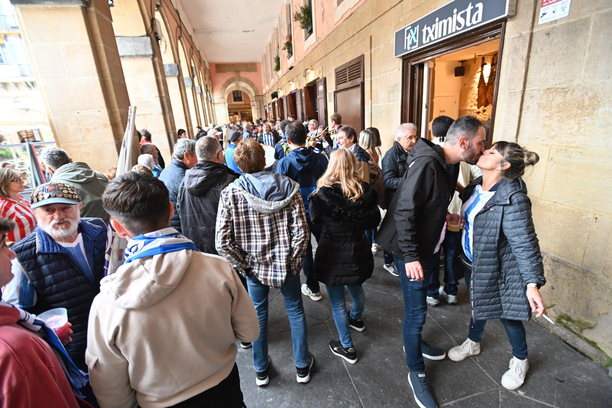 En imágenes: gran ambiente entre aficiones en la previa del derbi