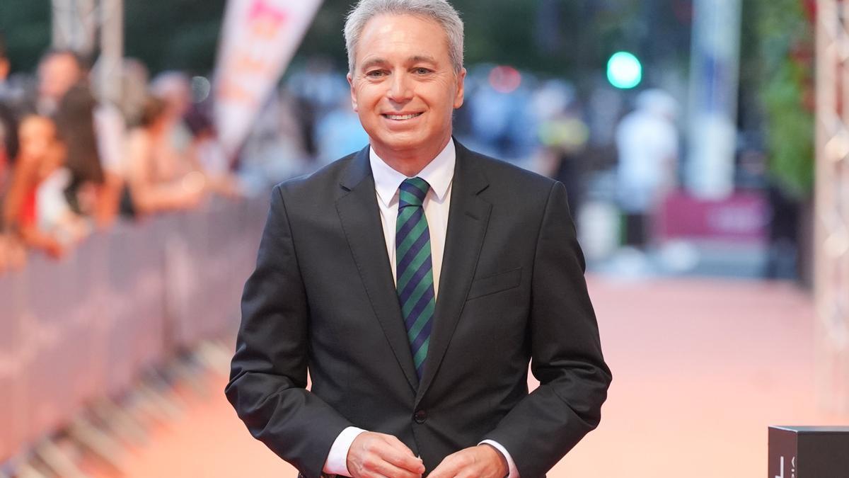El periodista y presentador Vicente Vallés posa en la alfombgra naranja de la gala de clausura del FesTVal de Vitoria