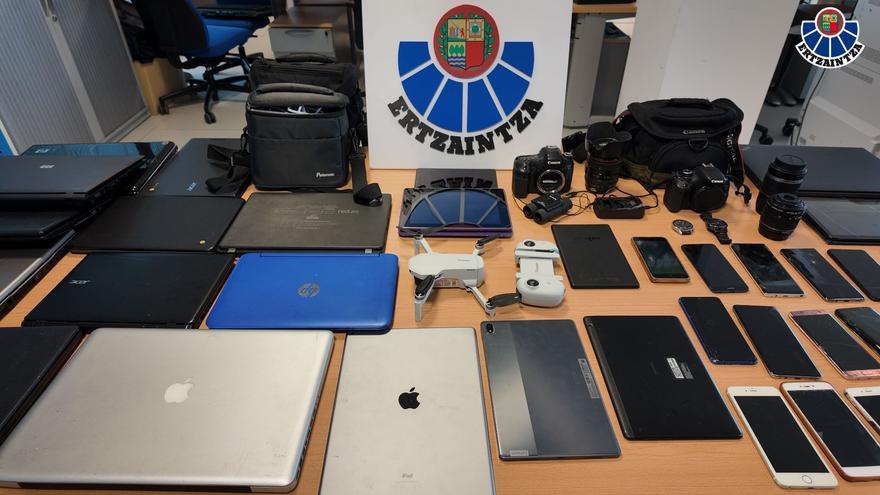 Dispositivos electrónicos incautados a la banda que operaba en Bizkaia
