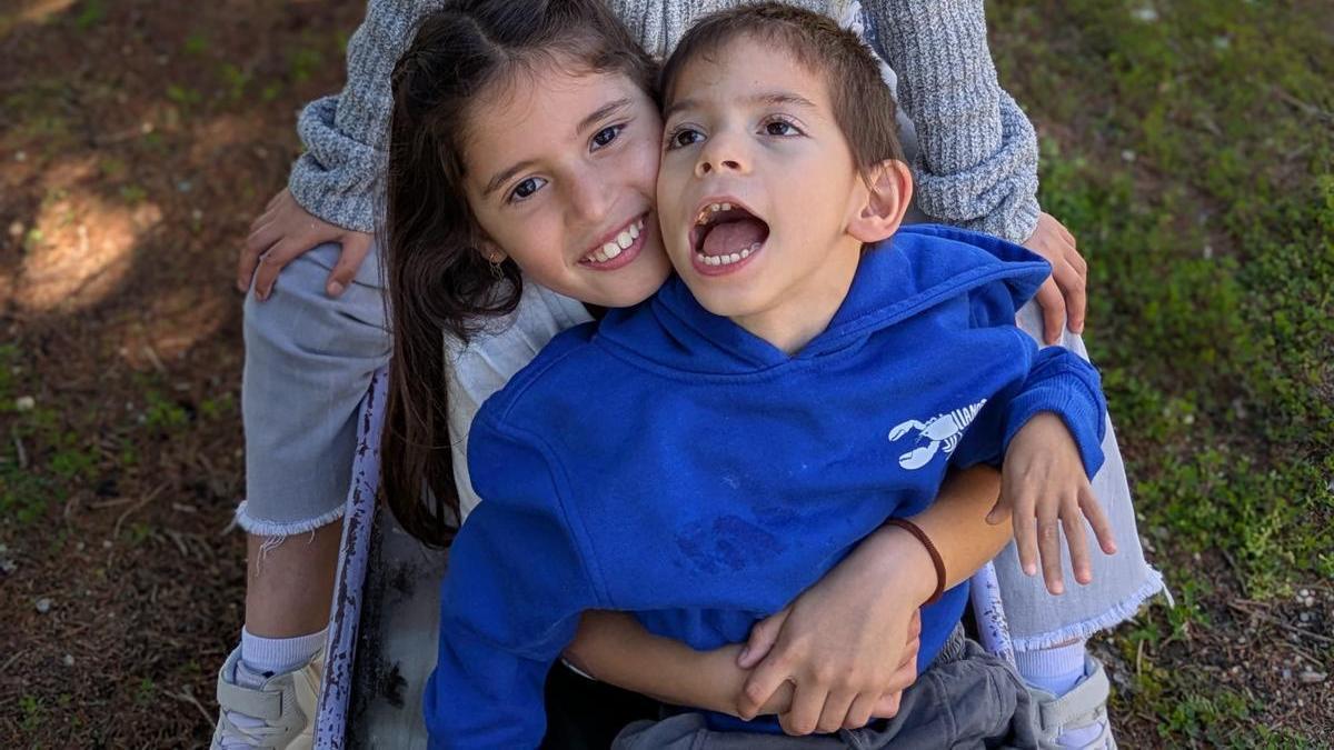 Laia juega con su hermano Luka.