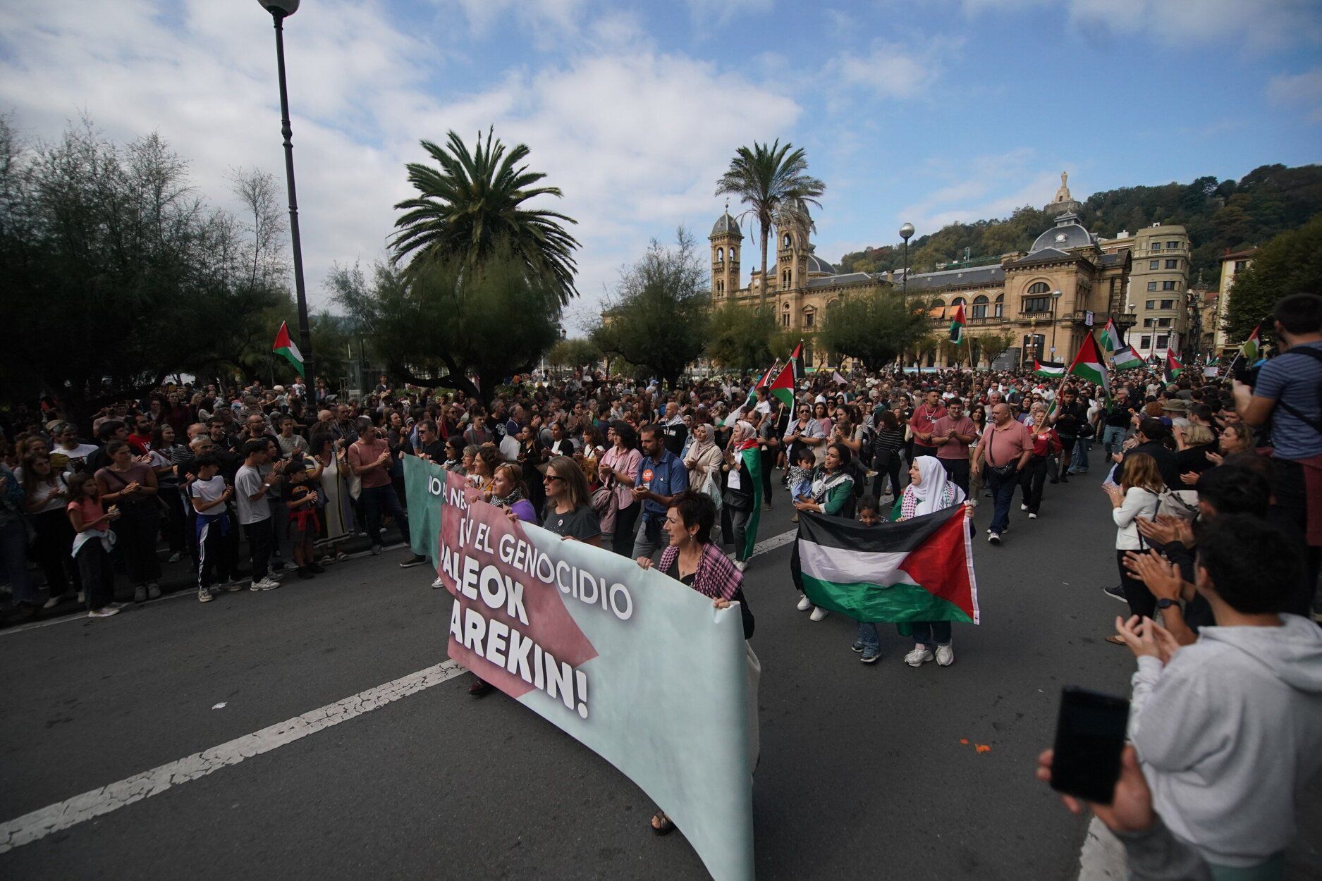 [Fotos] Donostia se vuelca con Palestina en la huelga general