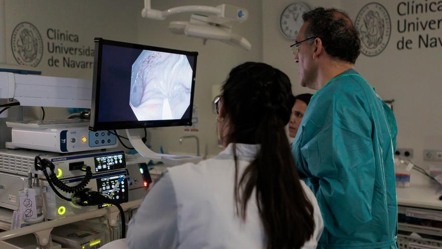 Un estudio de la Clínica Universidad de Navarra concluye que la edad no debe ser el único criterio para el cribado de cáncer colorrectal